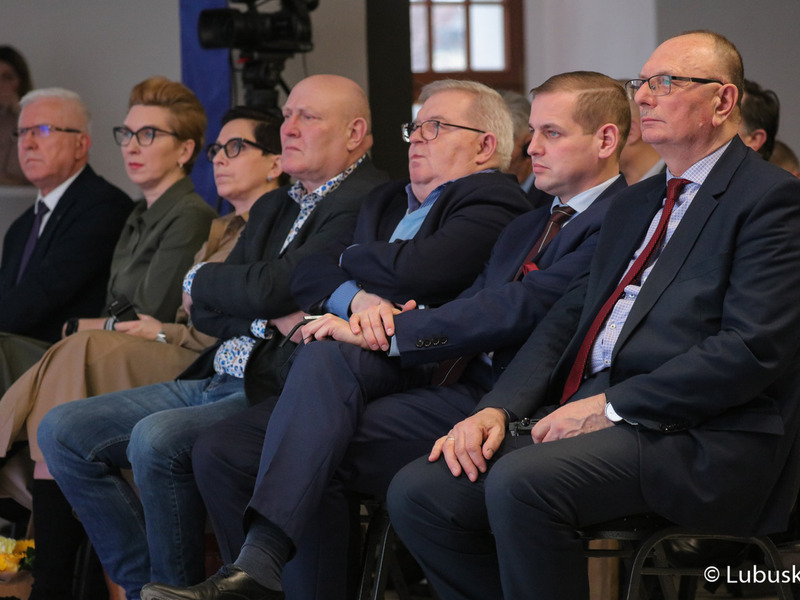 Uczestnicy konferencji inaugurującej program Fundusze Europejskie dla Lubuskiego 2021-2027, która odbyła się w Centrum Historyczno-Kulturalnym – Schoenaichianum, czyli zrewitalizowanym z unijnym wsparciem budynkiem dawnego kościoła ewangelickiego w Bytomiu Odrzańskim