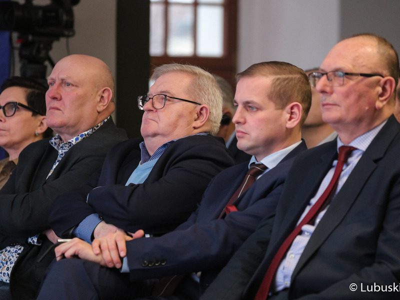 Uczestnicy konferencji inaugurującej program Fundusze Europejskie dla Lubuskiego 2021-2027, która odbyła się w Centrum Historyczno-Kulturalnym – Schoenaichianum, czyli zrewitalizowanym z unijnym wsparciem budynkiem dawnego kościoła ewangelickiego w Bytomiu Odrzańskim