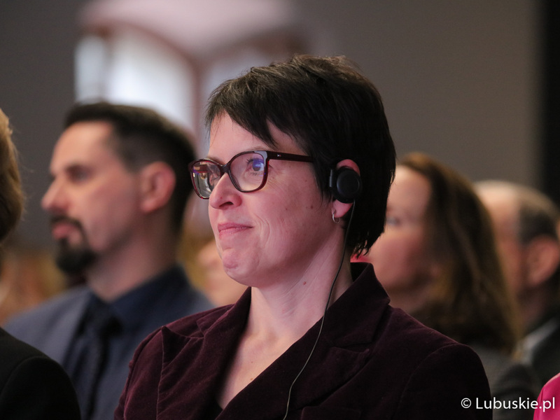 Lucie Žáčkova z Dyrekcji Generalnej ds. Polityki Regionalnej i Miejskiej Komisji Europejskiej na konferencji inaugurującej program Fundusze Europejskie dla Lubuskiego 2021-2027, która odbyła się w Centrum Historyczno-Kulturalnym – Schoenaichianum