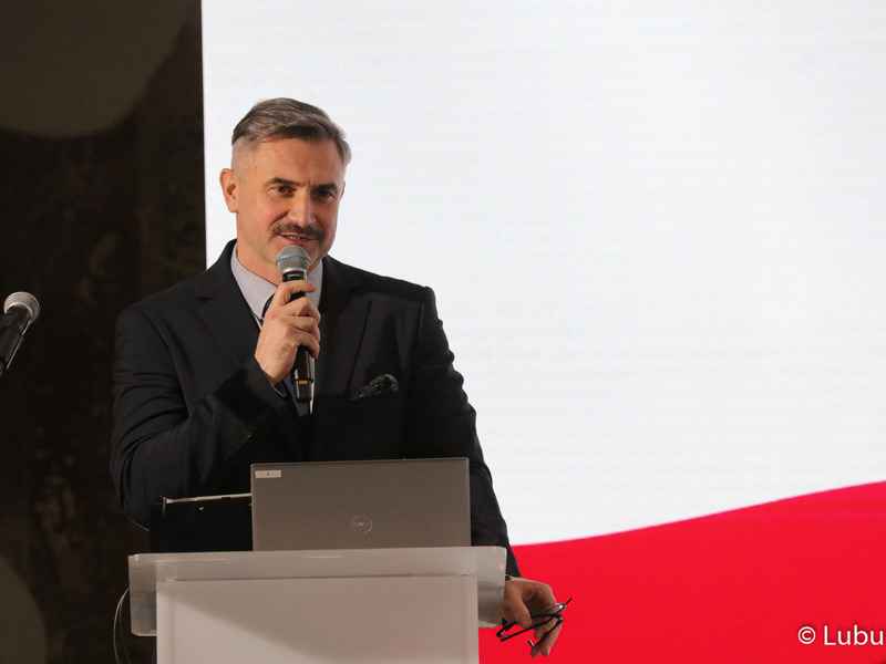 Uczestnik konferencji inaugurującej program Fundusze Europejskie dla Lubuskiego 2021-2027, która odbyła się w Centrum Historyczno-Kulturalnym – Schoenaichianum, czyli zrewitalizowanym z unijnym wsparciem budynkiem dawnego kościoła ewangelickiego w Bytomiu Odrzańskim
