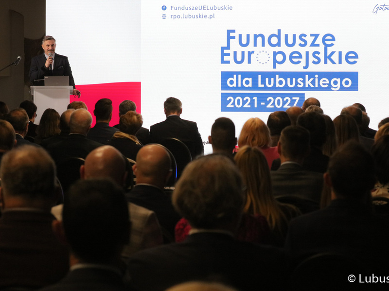 Uczestnicy konferencji inaugurującej program Fundusze Europejskie dla Lubuskiego 2021-2027, która odbyła się w Centrum Historyczno-Kulturalnym – Schoenaichianum, czyli zrewitalizowanym z unijnym wsparciem budynkiem dawnego kościoła ewangelickiego w Bytomiu Odrzańskim