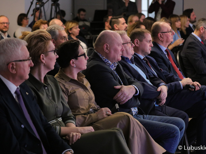 Uczestnicy konferencji inaugurującej program Fundusze Europejskie dla Lubuskiego 2021-2027, która odbyła się w Centrum Historyczno-Kulturalnym – Schoenaichianum, czyli zrewitalizowanym z unijnym wsparciem budynkiem dawnego kościoła ewangelickiego w Bytomiu Odrzańskim