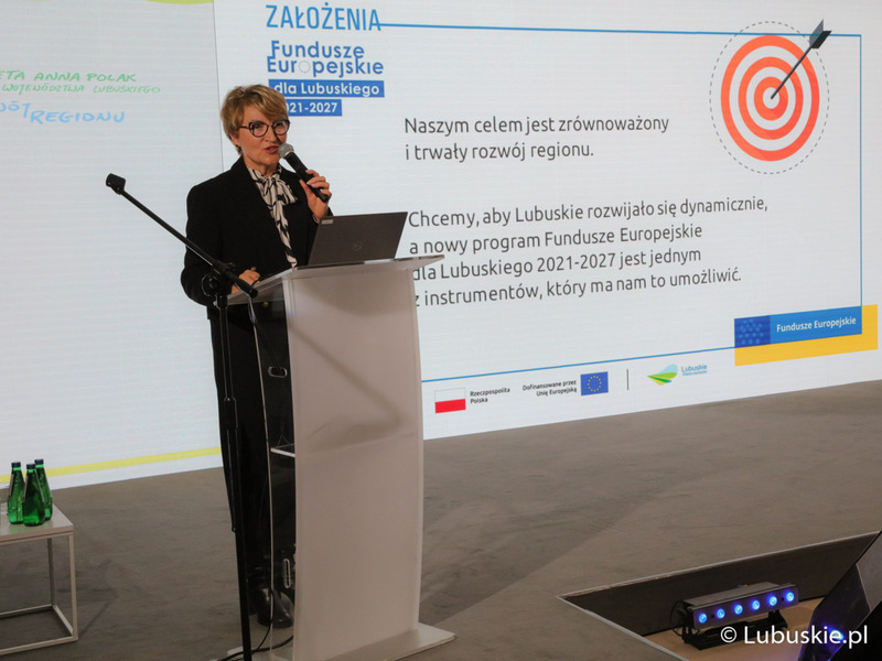 Marszałek Elżbieta Anna Polak przemawia podczas konferencji inaugurującej program Fundusze Europejskie dla Lubuskiego 2021-2027, która odbyła się w Centrum Historyczno-Kulturalnym – Schoenaichianum