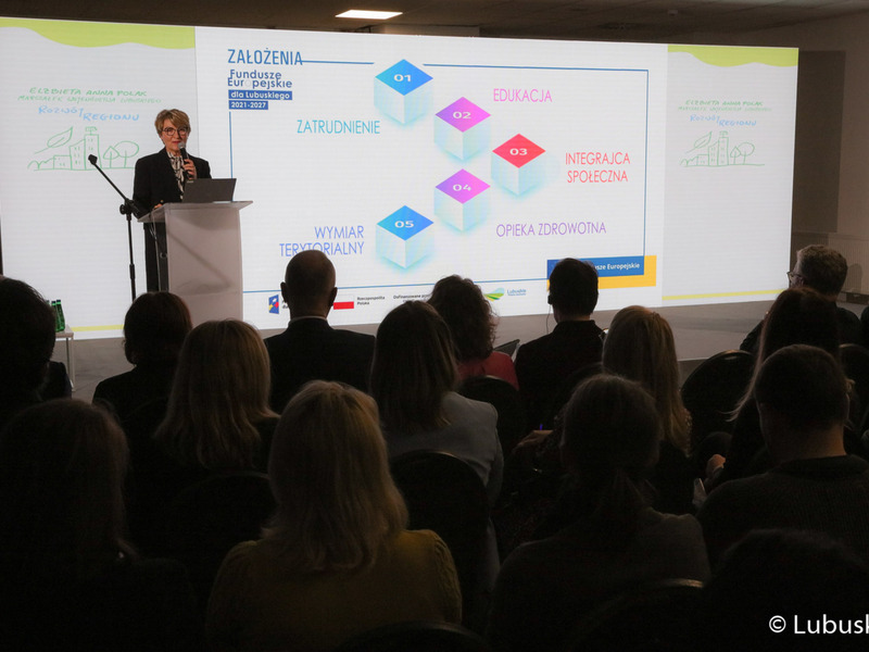 Marszałek Elżbieta Anna Polak przemawia podczas konferencji inaugurującej program Fundusze Europejskie dla Lubuskiego 2021-2027, która odbyła się w Centrum Historyczno-Kulturalnym – Schoenaichianum