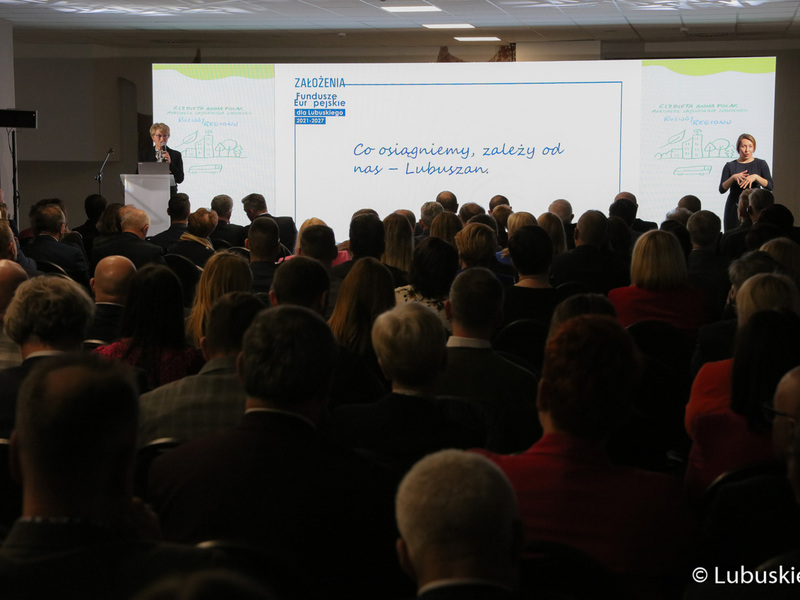 Marszałek Elżbieta Anna Polak przemawia podczas konferencji inaugurującej program Fundusze Europejskie dla Lubuskiego 2021-2027, która odbyła się w Centrum Historyczno-Kulturalnym – Schoenaichianum