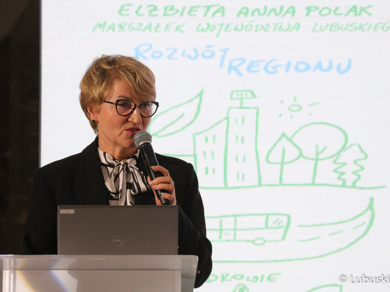 Marszałek Elżbieta Anna Polak przemawia podczas konferencji inaugurującej program Fundusze Europejskie dla Lubuskiego 2021-2027, która odbyła się w Centrum Historyczno-Kulturalnym – Schoenaichianum