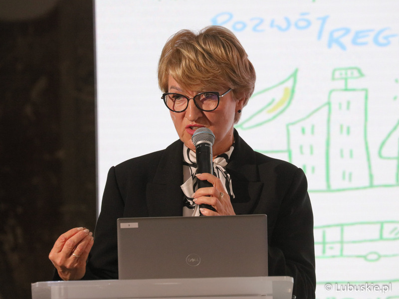 Marszałek Elżbieta Anna Polak przemawia podczas konferencji inaugurującej program Fundusze Europejskie dla Lubuskiego 2021-2027, która odbyła się w Centrum Historyczno-Kulturalnym – Schoenaichianum