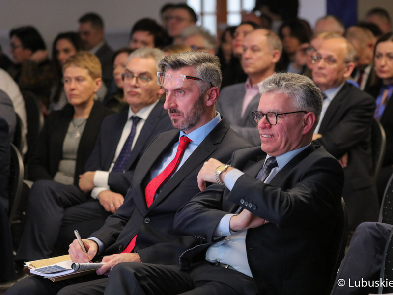 Uczestnicy konferencji inaugurującej program Fundusze Europejskie dla Lubuskiego 2021-2027, która odbyła się w Centrum Historyczno-Kulturalnym – Schoenaichianum, czyli zrewitalizowanym z unijnym wsparciem budynkiem dawnego kościoła ewangelickiego w Bytomiu Odrzańskim