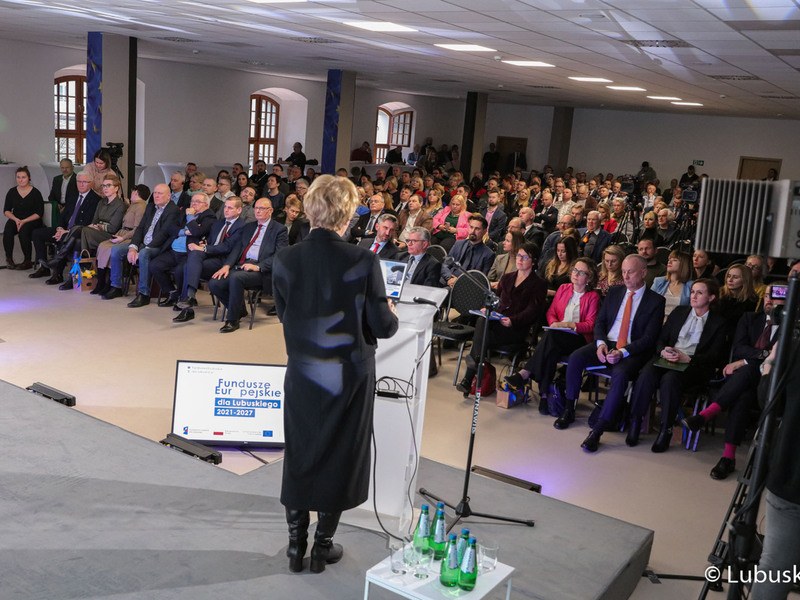 Uczestnicy konferencji inaugurującej program Fundusze Europejskie dla Lubuskiego 2021-2027, która odbyła się w Centrum Historyczno-Kulturalnym – Schoenaichianum, czyli zrewitalizowanym z unijnym wsparciem budynkiem dawnego kościoła ewangelickiego w Bytomiu Odrzańskim
