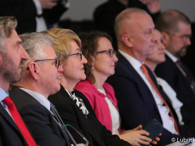 Uczestnicy konferencji inaugurującej program Fundusze Europejskie dla Lubuskiego 2021-2027, która odbyła się w Centrum Historyczno-Kulturalnym – Schoenaichianum, czyli zrewitalizowanym z unijnym wsparciem budynkiem dawnego kościoła ewangelickiego w Bytomiu Odrzańskim