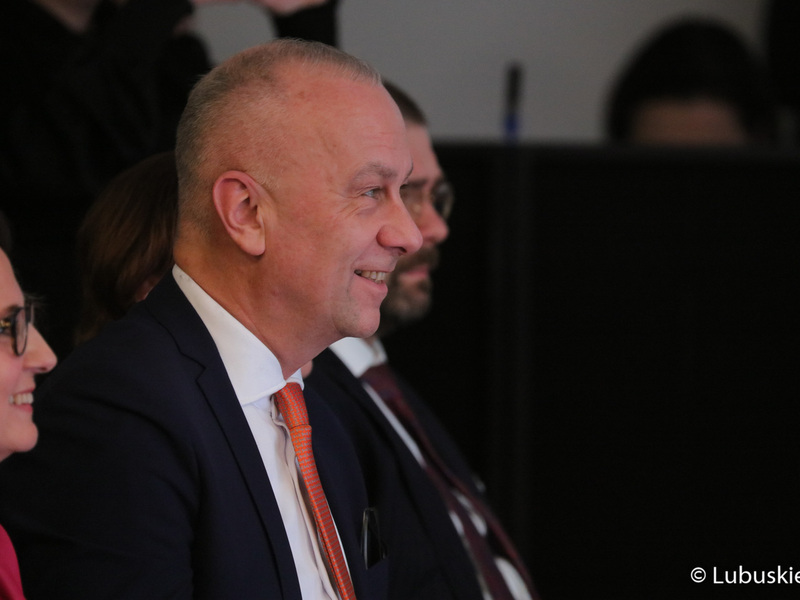 Członek zarządu woj. lubuskiego Marcin Jabłoński na konferencji inaugurującej program Fundusze Europejskie dla Lubuskiego 2021-2027, która odbyła się w Centrum Historyczno-Kulturalnym – Schoenaichianum