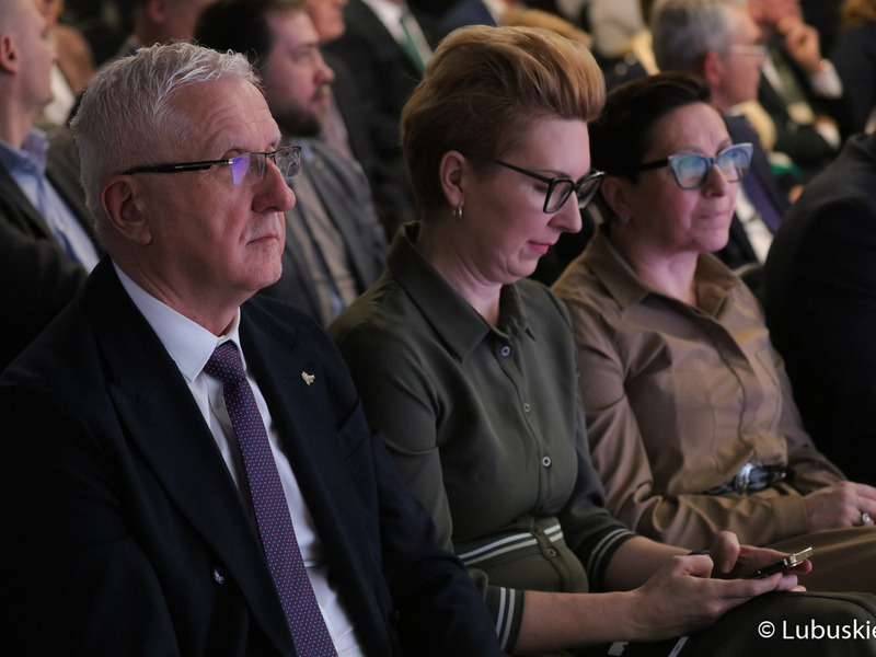 Uczestnicy konferencji inaugurującej program Fundusze Europejskie dla Lubuskiego 2021-2027, która odbyła się w Centrum Historyczno-Kulturalnym – Schoenaichianum, czyli zrewitalizowanym z unijnym wsparciem budynkiem dawnego kościoła ewangelickiego w Bytomiu Odrzańskim