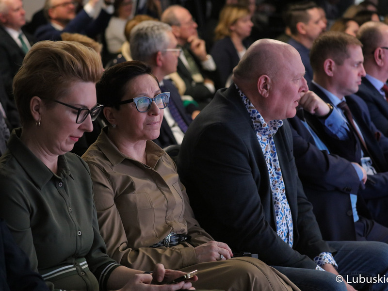 Uczestnicy konferencji inaugurującej program Fundusze Europejskie dla Lubuskiego 2021-2027, która odbyła się w Centrum Historyczno-Kulturalnym – Schoenaichianum, czyli zrewitalizowanym z unijnym wsparciem budynkiem dawnego kościoła ewangelickiego w Bytomiu Odrzańskim
