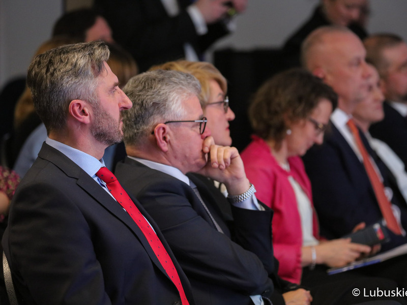Uczestnicy konferencji inaugurującej program Fundusze Europejskie dla Lubuskiego 2021-2027, która odbyła się w Centrum Historyczno-Kulturalnym – Schoenaichianum, czyli zrewitalizowanym z unijnym wsparciem budynkiem dawnego kościoła ewangelickiego w Bytomiu Odrzańskim