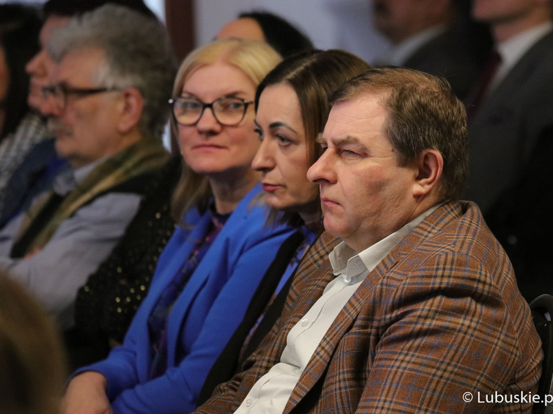 Uczestnicy konferencji inaugurującej program Fundusze Europejskie dla Lubuskiego 2021-2027, która odbyła się w Centrum Historyczno-Kulturalnym – Schoenaichianum, czyli zrewitalizowanym z unijnym wsparciem budynkiem dawnego kościoła ewangelickiego w Bytomiu Odrzańskim