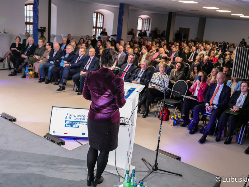 Uczestnicy konferencji inaugurującej program Fundusze Europejskie dla Lubuskiego 2021-2027, która odbyła się w Centrum Historyczno-Kulturalnym – Schoenaichianum, czyli zrewitalizowanym z unijnym wsparciem budynkiem dawnego kościoła ewangelickiego w Bytomiu Odrzańskim