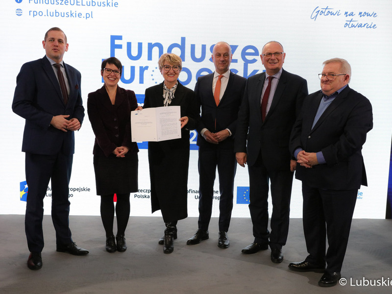 Marszałek Elżbieta Anna Polak wraz z zarządem woj. lubuskiego: Marcinem Jabłońskim, Stanisławem Tomczyszynem, Łukaszem Poryckim i Tadeuszem Jedrzejczakiem, odbiera z rąk Lucie Žáčkovej z Dyrekcji Generalnej ds. Polityki Regionalnej i Miejskiej Komisji Europejskiej oficjalnie zatwierdzony program Fundusze Europejskie dla Lubuskiego