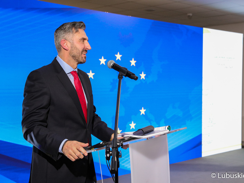 Poseł Na Sejm RP Waldemar Sługocki przemawia podczas konferencji inaugurującej program Fundusze Europejskie dla Lubuskiego 2021-2027, która odbyła się w Centrum Historyczno-Kulturalnym – Schoenaichianum