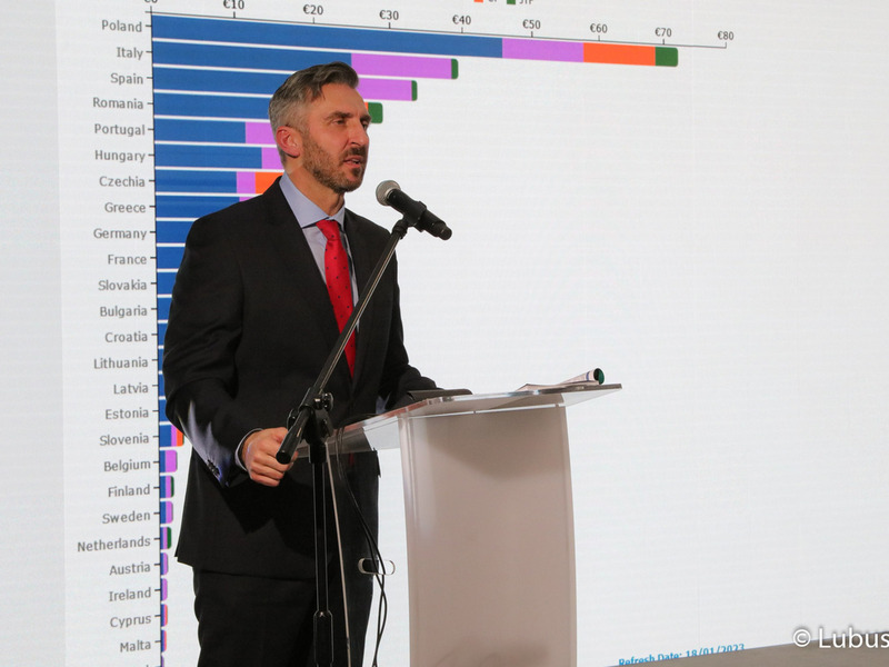 Poseł Na Sejm RP Waldemar Sługocki przemawia podczas konferencji inaugurującej program Fundusze Europejskie dla Lubuskiego 2021-2027, która odbyła się w Centrum Historyczno-Kulturalnym – Schoenaichianum