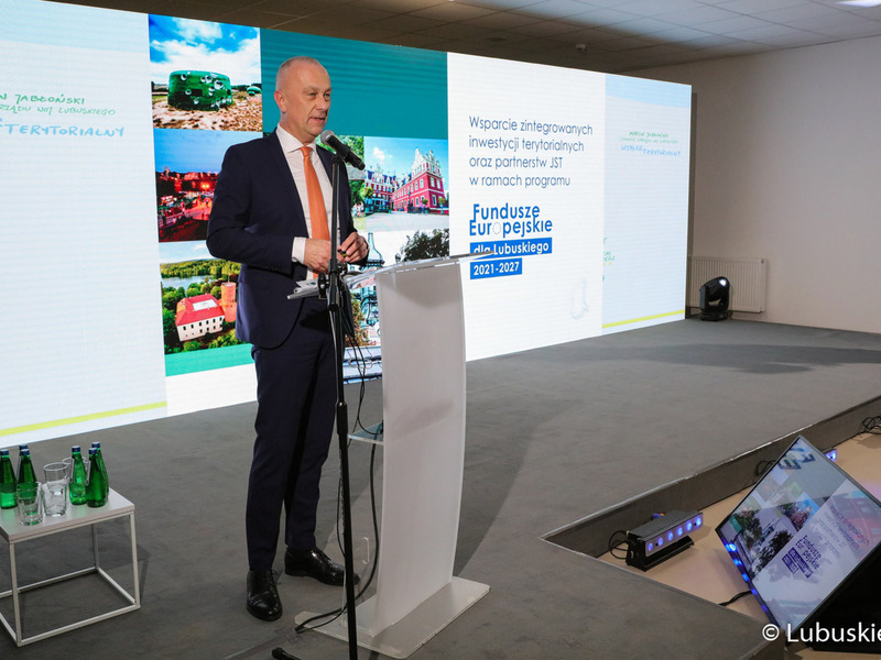 Członek zarządu woj. lubuskiego Marcin Jabłoński przemawia podczas konferencji inaugurującej program Fundusze Europejskie dla Lubuskiego 2021-2027, która odbyła się w Centrum Historyczno-Kulturalnym – Schoenaichianum