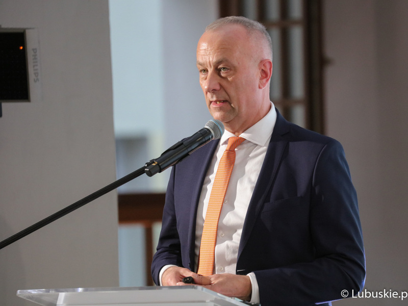 Członek zarządu woj. lubuskiego Marcin Jabłoński przemawia podczas konferencji inaugurującej program Fundusze Europejskie dla Lubuskiego 2021-2027, która odbyła się w Centrum Historyczno-Kulturalnym – Schoenaichianum