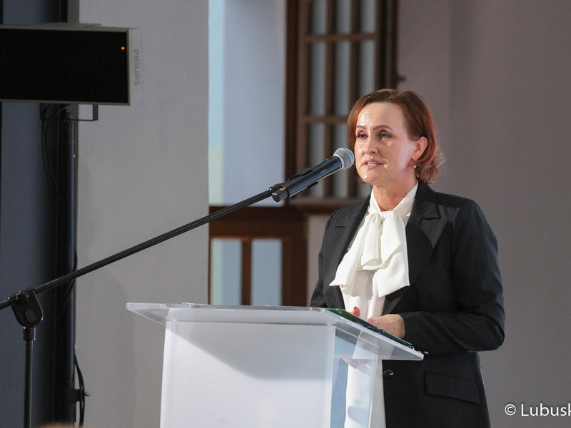 Uczestniczka konferencji inaugurującej program Fundusze Europejskie dla Lubuskiego 2021-2027, która odbyła się w Centrum Historyczno-Kulturalnym – Schoenaichianum, czyli zrewitalizowanym z unijnym wsparciem budynkiem dawnego kościoła ewangelickiego w Bytomiu Odrzańskim