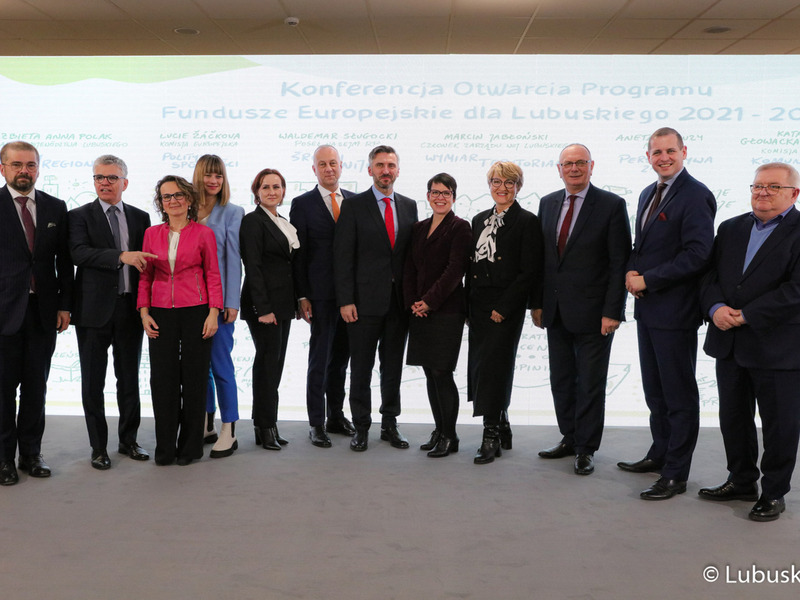 Uczestnicy konferencji inaugurującej program Fundusze Europejskie dla Lubuskiego 2021-2027, która odbyła się w Centrum Historyczno-Kulturalnym – Schoenaichianum, czyli zrewitalizowanym z unijnym wsparciem budynkiem dawnego kościoła ewangelickiego w Bytomiu Odrzańskim
