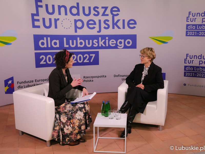 Marszałek Elżbieta Anna Polak (z prawej) i Iwona Kusiak z Lubuskiego Centrum Informacyjnego podczas rozmowy w trakcie konferencji inaugurującej program Fundusze Europejskie dla Lubuskiego 2021-2027