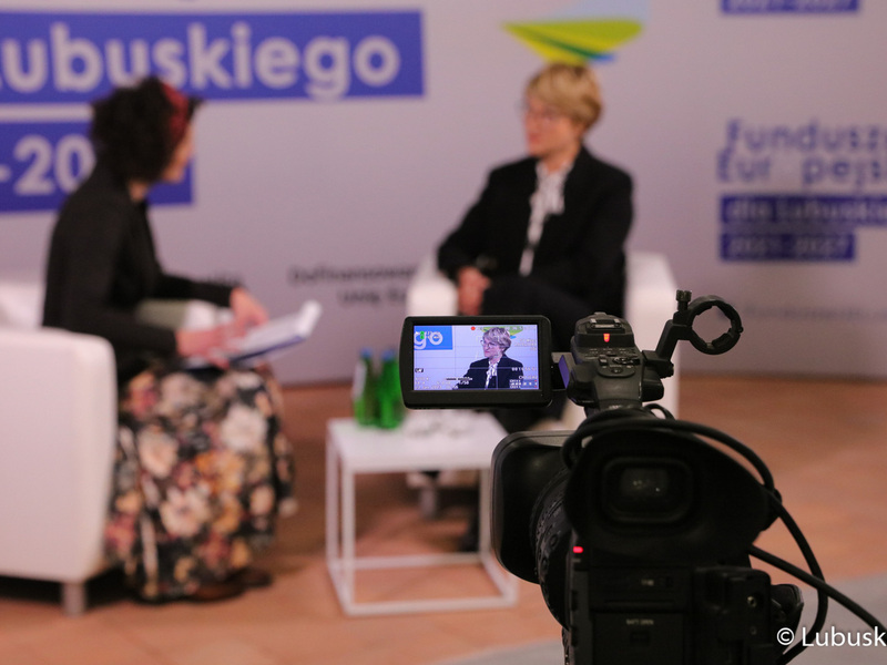 Marszałek Elżbieta Anna Polak (z prawej) i Iwona Kusiak z Lubuskiego Centrum Informacyjnego podczas rozmowy w trakcie konferencji inaugurującej program Fundusze Europejskie dla Lubuskiego 2021-2027