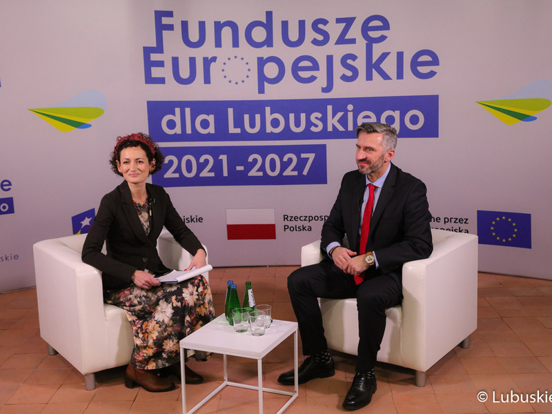 Poseł na Sejm RP Waldemar Sługocki i Iwona Kusiak z Lubuskiego Centrum Informacyjnego podczas rozmowy w trakcie konferencji inaugurującej program Fundusze Europejskie dla Lubuskiego 2021-2027