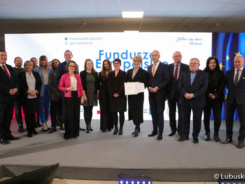 Uczestnicy konferencji inaugurującej program Fundusze Europejskie dla Lubuskiego 2021-2027, która odbyła się w Centrum Historyczno-Kulturalnym – Schoenaichianum, czyli zrewitalizowanym z unijnym wsparciem budynkiem dawnego kościoła ewangelickiego w Bytomiu Odrzańskim