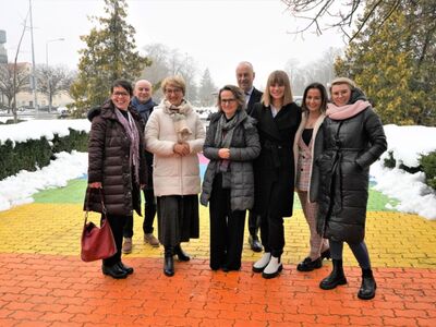 Przedstawiciele Komisji Europejskiej, Zarządu Województwa Lubuskiego i UMWL na tęczy odsłoniętej przed urzędem marszałkowskim 4 czerwca 2022 r. podczas V Marsz Równości w Zielonej Górze. Instalacja powstała pod patronatem marszałek Elżbiety Anny Polak na wniosek Instytutu Równości - w ramach promocji europejskiej dyrektywy równego traktowania. 