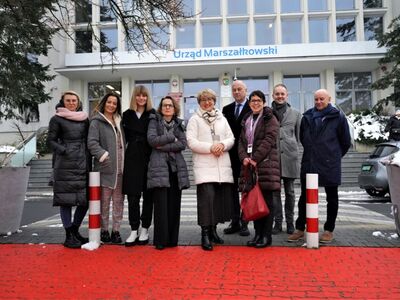 Przedstawiciele Komisji Europejskiej, Zarządu Województwa Lubuskiego i UMWL na tęczy odsłoniętej przed urzędem marszałkowskim 4 czerwca 2022 r. podczas V Marsz Równości w Zielonej Górze. Instalacja powstała pod patronatem marszałek Elżbiety Anny Polak na wniosek Instytutu Równości - w ramach promocji europejskiej dyrektywy równego traktowania. 