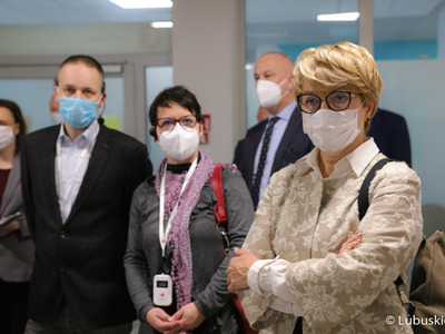 Marszałek woj. lubuskiego Elżbieta Anna Polak oraz członek zarządu woj. lubuskiego Marcin Jabłoński razem z przedstawicielami Komisji Europejskiej, 
oglądają Centrum Zdrowia Matki i Dziecka, które zostało zrealizowane dzięki funduszom Unii Europejskiej