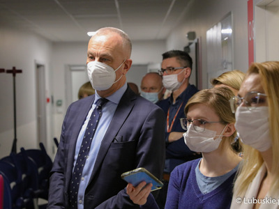 Członek zarządu woj. lubuskiego Marcin Jabłoński ogląda Centrum Zdrowia Matki i Dziecka, które zostało zrealizowane dzięki funduszom Unii Europejskiej