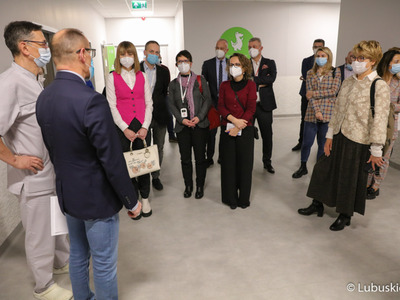 
Przedstawiciele Komisji Europejskiej, marszałek woj. lubuskiego Elżbieta Anna Polak oraz członek zarządu woj. lubuskiego Marcin Jabłoński oglądają Centrum Zdrowia Matki i Dziecka, które zostało zrealizowane dzięki funduszom Unii Europejskiej