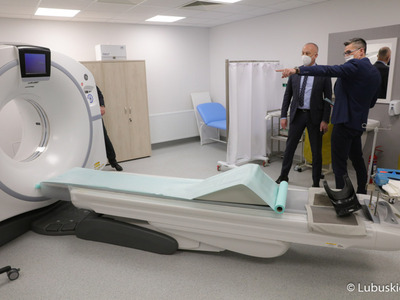 Przedstawiciele Komisji Europejskiej oglądają Centrum Zdrowia Matki i Dziecka, które zostało zrealizowane dzięki funduszom Unii Europejskiej