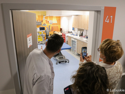 Przedstawiciele Komisji Europejskiej oraz marszałek woj. lubuskiego Elżbieta Anna Polak oglądają Centrum Zdrowia Matki i Dziecka, które zostało zrealizowane dzięki funduszom Unii Europejskiej