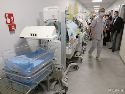 Przedstawiciele Komisji Europejskiej oglądają Centrum Zdrowia Matki i Dziecka, które zostało zrealizowane dzięki funduszom Unii Europejskiej