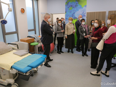 Przedstawiciele Komisji Europejskiej, marszałek woj. lubuskiego Elżbieta Anna Polak oraz członek zarządu woj. lubuskiego Marcin Jabłoński oglądają Centrum Zdrowia Matki i Dziecka, które zostało zrealizowane dzięki funduszom Unii Europejskiej