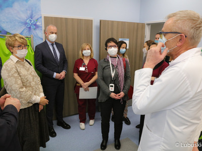 Przedstawiciele Komisji Europejskiej, marszałek woj. lubuskiego Elżbieta Anna Polak oraz członek zarządu woj. lubuskiego Marcin Jabłoński oglądają Centrum Zdrowia Matki i Dziecka, które zostało zrealizowane dzięki funduszom Unii Europejskiej