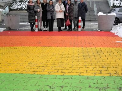 Przedstawiciele Komisji Europejskiej, Zarządu Województwa Lubuskiego i UMWL na tęczy odsłoniętej przed urzędem marszałkowskim 4 czerwca 2022 r. podczas V Marsz Równości w Zielonej Górze. Instalacja powstała pod patronatem marszałek Elżbiety Anny Polak na wniosek Instytutu Równości - w ramach promocji europejskiej dyrektywy równego traktowania. 