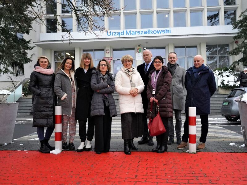 Przedstawiciele Komisji Europejskiej, Zarządu Województwa Lubuskiego i UMWL na tęczy odsłoniętej przed urzędem marszałkowskim 4 czerwca 2022 r. podczas V Marsz Równości w Zielonej Górze. Instalacja powstała pod patronatem marszałek Elżbiety Anny Polak na wniosek Instytutu Równości - w ramach promocji europejskiej dyrektywy równego traktowania.