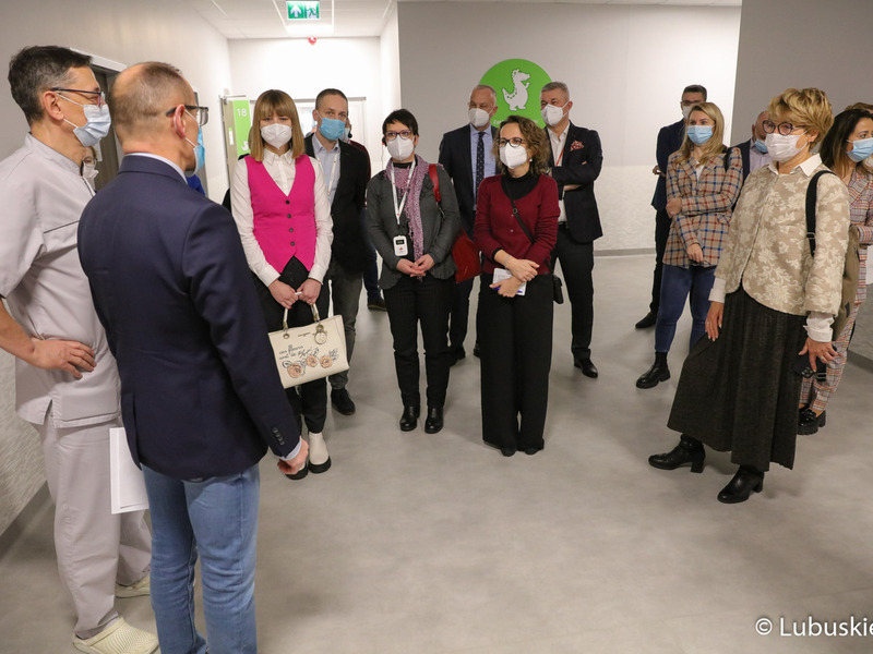 Przedstawiciele Komisji Europejskiej, marszałek woj. lubuskiego Elżbieta Anna Polak oraz członek zarządu woj. lubuskiego Marcin Jabłoński oglądają Centrum Zdrowia Matki i Dziecka, które zostało zrealizowane dzięki funduszom Unii Europejskiej