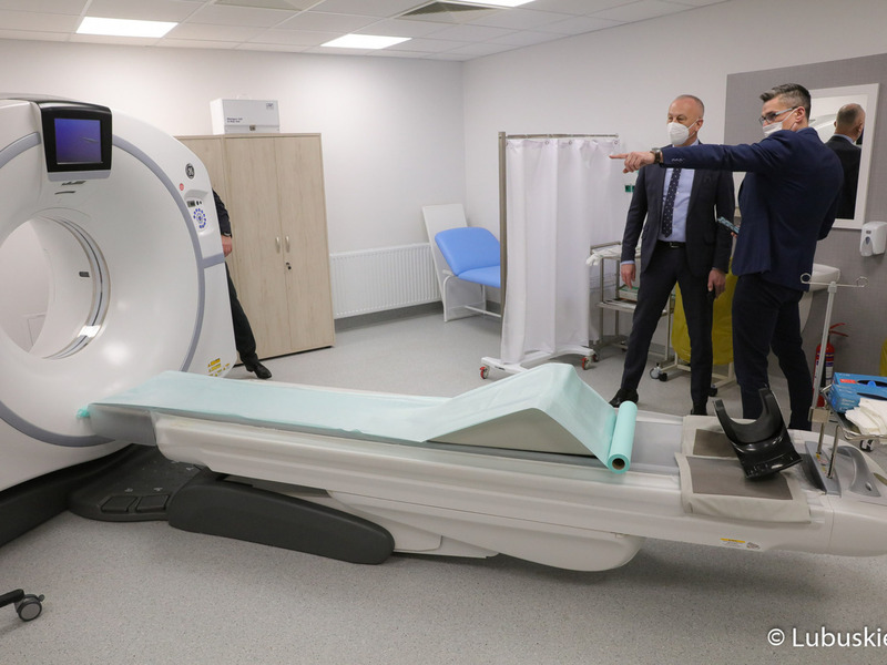 Przedstawiciele Komisji Europejskiej oglądają Centrum Zdrowia Matki i Dziecka, które zostało zrealizowane dzięki funduszom Unii Europejskiej