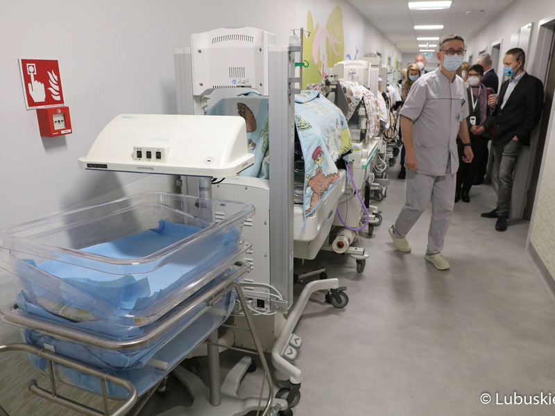 Przedstawiciele Komisji Europejskiej oglądają Centrum Zdrowia Matki i Dziecka, które zostało zrealizowane dzięki funduszom Unii Europejskiej