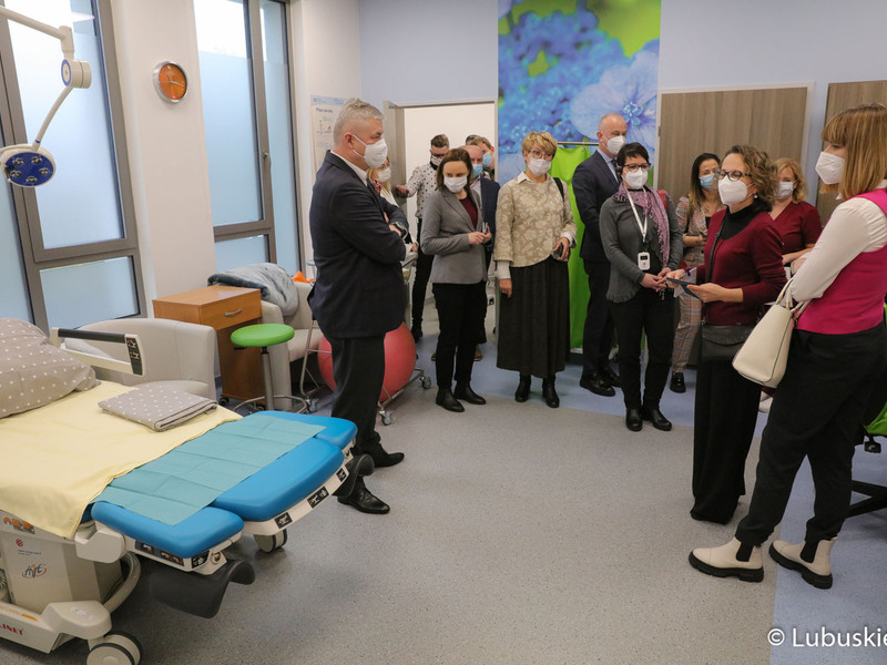 Przedstawiciele Komisji Europejskiej, marszałek woj. lubuskiego Elżbieta Anna Polak oraz członek zarządu woj. lubuskiego Marcin Jabłoński oglądają Centrum Zdrowia Matki i Dziecka, które zostało zrealizowane dzięki funduszom Unii Europejskiej