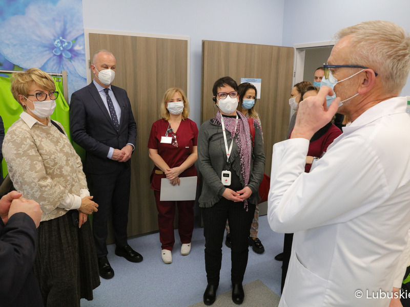 Przedstawiciele Komisji Europejskiej, marszałek woj. lubuskiego Elżbieta Anna Polak oraz członek zarządu woj. lubuskiego Marcin Jabłoński oglądają Centrum Zdrowia Matki i Dziecka, które zostało zrealizowane dzięki funduszom Unii Europejskiej