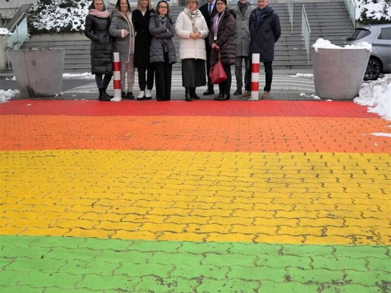 Przedstawiciele Komisji Europejskiej, Zarządu Województwa Lubuskiego i UMWL na tęczy odsłoniętej przed urzędem marszałkowskim 4 czerwca 2022 r. podczas V Marsz Równości w Zielonej Górze. Instalacja powstała pod patronatem marszałek Elżbiety Anny Polak na wniosek Instytutu Równości - w ramach promocji europejskiej dyrektywy równego traktowania.