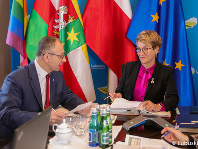 Marszałek Elżbieta Anna Polak oraz Marek Cebula – przewodniczący Zrzeszenia Gmin Województwa Lubuskiego, burmistrz Krosna Odrz. 
